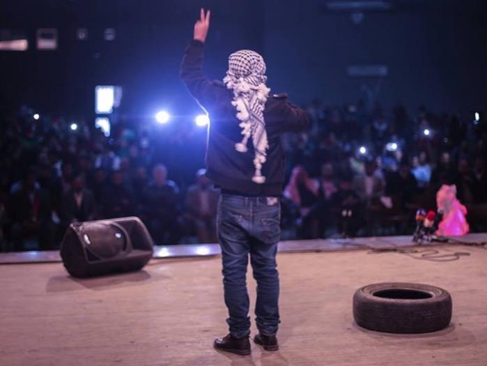 El-Susi performing on stage.
