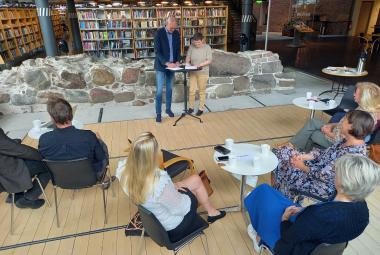Mayor of Færder Jon Sanness Andersen and ICORN Programme Elisabeth Dyvik signing the ICORN Membership Agreement. Photo: Tønsberg and Færder Library