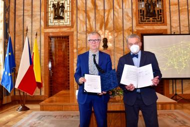 Helge Lunde, ICORN’s Executive Director, together with the Mayor of Prague Bohuslav Svoboda following the signing of the ICORN Membership Agreement. Photo: MHMP/Prague City Hall.