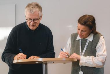 ICORN's Executive Director Helge Lunde and the Mayor of Porsgrunn Janicke Andreassen signing the ICORN Membership Agreement in Porsgrunn. Photo: Maria Guribye.