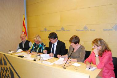 From the left: Dr. Josep Maria Terricabras, Professor at the University of Girona and chair of the PEN committee for Translation and Linguistic Rights, Carme Arenas, President of Catalan PEN, Carles Puigdemont i Casamajó, Mayor of Girona, Elisabeth Dyvik, Programme Director, ICORN, Raffaella Salierno, general secretary of PEN Catalan and director of their writers in prison committee. 