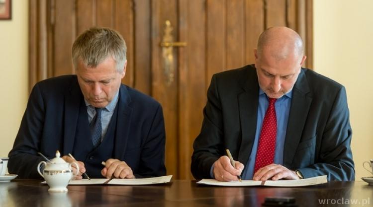 Executive Director of ICORN Helge Lunde and Mayor of Wroclaw Rafał Dutkiewicz signs the ICORN membership agreement. Photo.