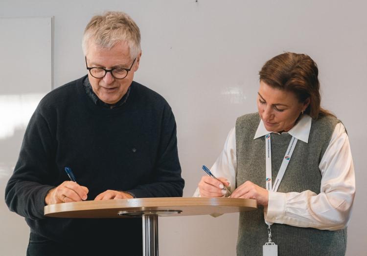 ICORN's Executive Director Helge Lunde and the Mayor of Porsgrunn Janicke Andreassen signing the ICORN Membership Agreement in Porsgrunn. Photo: Maria Guribye.